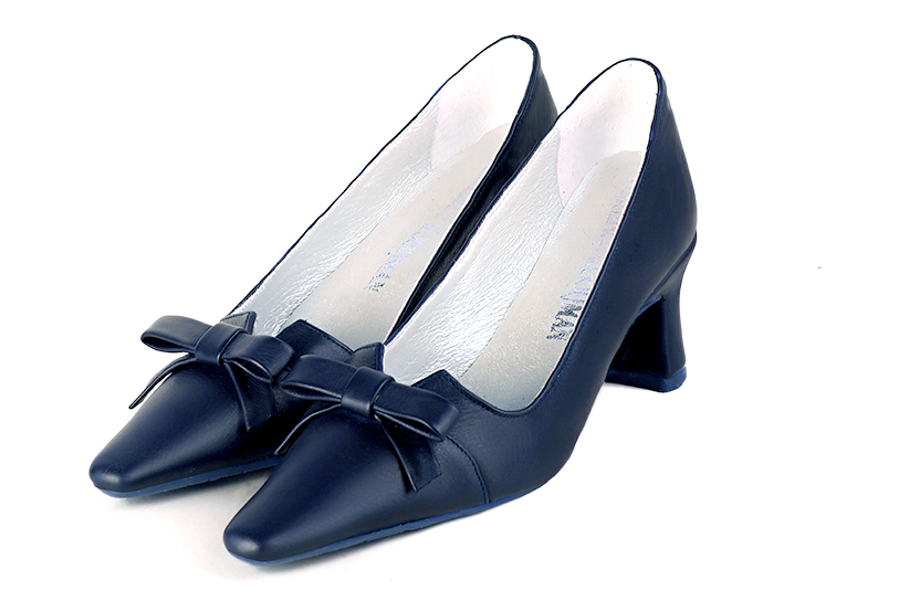 Navy blue women's dress pumps, with a knot on the front.. Front view - Florence KOOIJMAN
